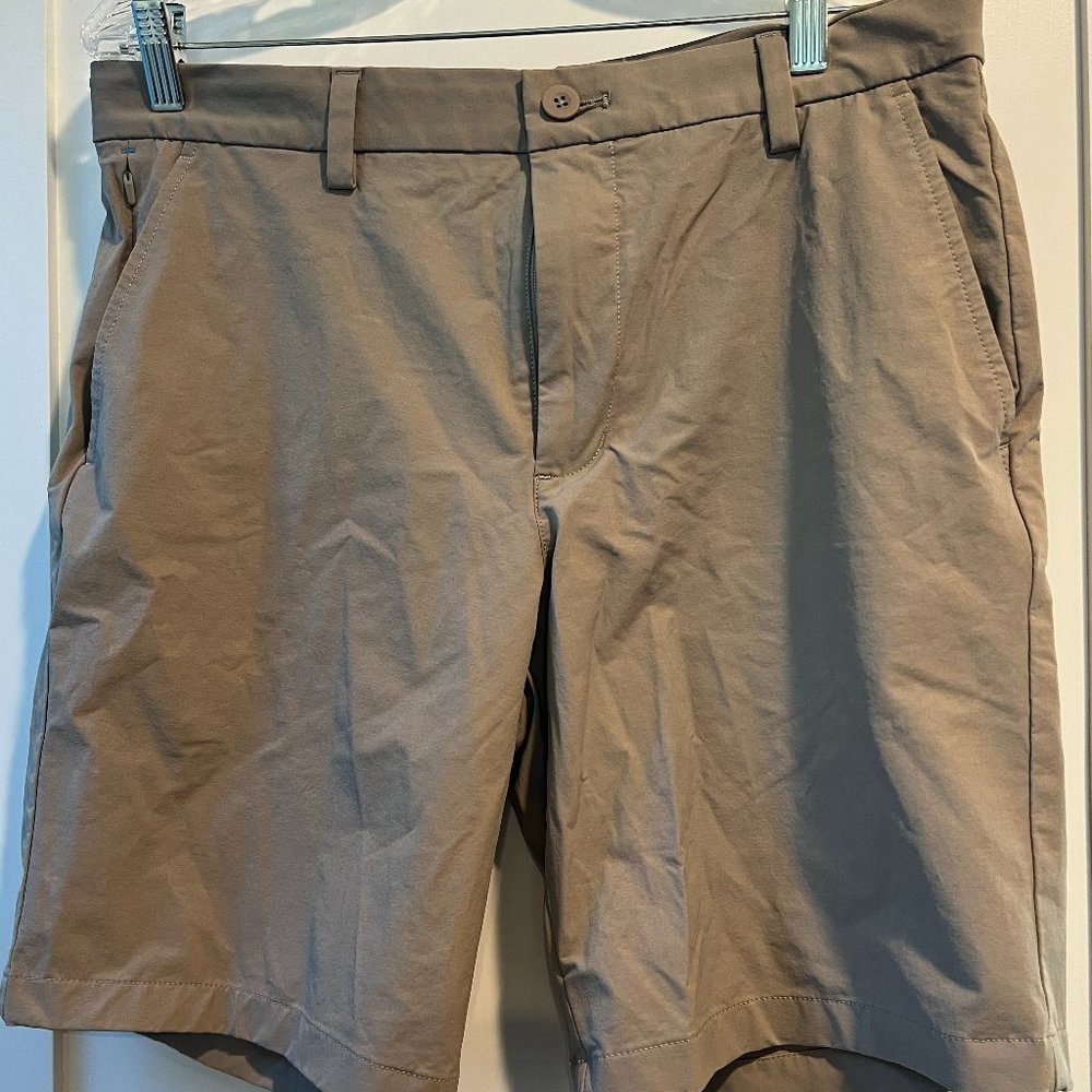 Vineyard Vines size 32 khaki men's on the go shorts